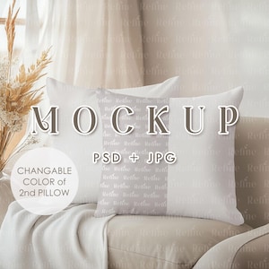 Könnte beinhalten: Mockup von zwei weißen Kissen auf einem beigen Sofa mit einer beigen Wolldecke. Der Text "MOCKUP" ist in braunen Buchstaben auf den Kissen geschrieben. Der Text "PSD + JPG" ist in braunen Buchstaben unter den Kissen geschrieben. Der Text "CHANGABLE COLOR of 2nd PILLOW" ist in braunen Buchstaben auf einem weißen Kreis in der linken unteren Ecke des Bildes geschrieben.
