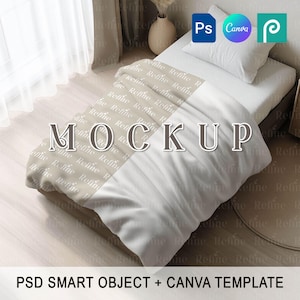 Puede incluir: Maqueta de cama con almohada y edredón blancos. El edredón tiene un diseño beige. La palabra "MOCKUP" se muestra en grande. El texto "PSD SMART OBJECT + CANVA TEMPLATE" está en la parte inferior.