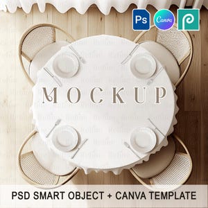 Puede incluir: Un mantel blanco redondo con cuatro cubiertos, cada uno con un plato blanco, un tenedor y un cuchillo de plata, y una silla blanca con respaldo tejido. El mantel tiene un patrón sutil y el texto "MOCKUP" en el centro.