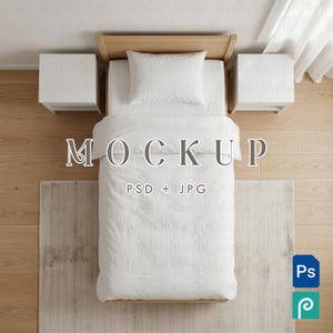 Puede incluir: Vista superior de una cama con ropa de cama blanca, una almohada y una cabecera de madera. Dos mesitas de noche blancas flanquean la cama. El texto "MOCKUP" se muestra en la cama, con "PSD + JPG" debajo. Una alfombra está al pie de la cama.