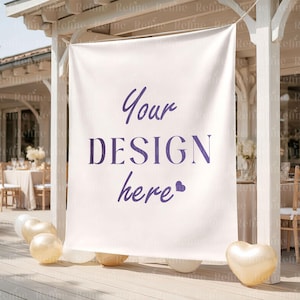 Op de afbeelding: Een witte banner met de tekst "Your DESIGN here" in paars, hangend aan een houten constructie. Gouden en witte ballonnen liggen op het houten dek voor de banner. De sc&egrave;ne speelt zich buiten af.