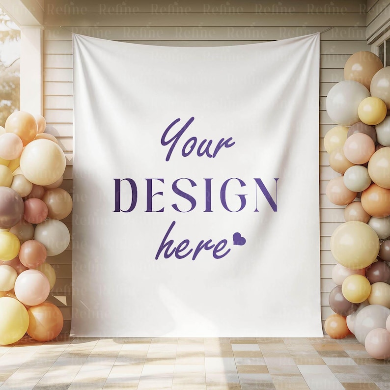 K&ouml;nnte beinhalten: Ein wei&szlig;es Banner mit dem Text "Your DESIGN here" in Lila, flankiert von Ballonanordnungen in Creme-, Pfirsich- und Braunt&ouml;nen. Das Banner h&auml;ngt an einer Holzwand und bildet einen festlichen Hintergrund.