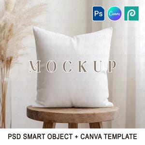 Op de afbeelding: Een wit vierkant kussen op een kleine houten kruk. Het woord "MOCKUP" staat op het kussen. De afbeelding bevat ook de tekst "PSD SMART OBJECT + CANVA TEMPLATE" en pictogrammen voor Photoshop, Canva en een pen tool.