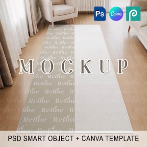 Puede incluir: Maqueta de alfombra rectangular en beige claro y blanco, con la palabra «MOCKUP» en letras grandes. La alfombra está sobre un suelo de madera, con un sofá y una silla al fondo. El texto «PSD SMART OBJECT + CANVA TEMPLATE» está en la parte inferior.