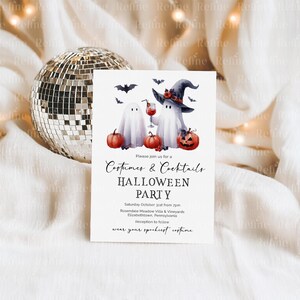 Puede incluir: Una invitaci&oacute;n a una fiesta de Halloween con ilustraciones de fantasmas, calabazas y murci&eacute;lagos. El texto de la invitaci&oacute;n dice "Costumes & Cocktails HALLOWEEN PARTY" con detalles del evento y la frase "wear your spookiest costume."