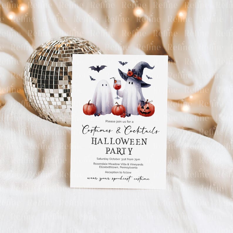 Puede incluir: Una invitaci&oacute;n a una fiesta de Halloween con ilustraciones de fantasmas, calabazas y murci&eacute;lagos. El texto de la invitaci&oacute;n dice "Costumes & Cocktails HALLOWEEN PARTY" con detalles del evento y la frase "wear your spookiest costume."