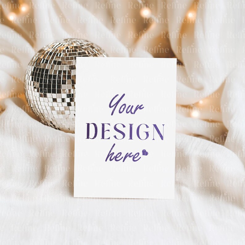 Puede incluir: Una tarjeta blanca con el texto "Your DESIGN here" en escritura p&uacute;rpura. Una bola de discoteca plateada est&aacute; a la izquierda, sobre una tela blanca texturizada. Peque&ntilde;as luces son visibles en el fondo, creando un ambiente festivo.