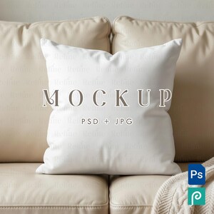 Op de afbeelding: Een vierkant wit sierkussen met de gecentreerde tekst MOCKUP in een schreeflettertype, met de kleinere tekst PSD + JPG direct daaronder geplaatst. Het kussen heeft een glad, effen wit stoffen oppervlak en wordt in een standaard vierkante vorm getoond.