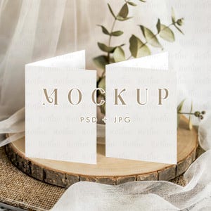 Dubbelgevouwen uitnodigingskaart mockup PSD, mockup met twee programma's, verticale wenskaart PSD, mockup gevouwen ceremonieboekje, mockup setkaarten
