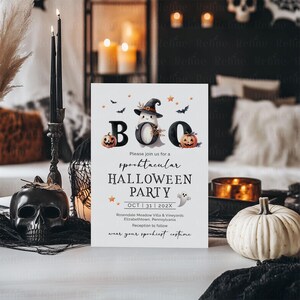 Op de afbeelding: Een Halloween-feestuitnodiging met het woord "BOO" met een spook met een heksenhoed, pompoenen en vleermuizen. De uitnodiging bevat de datum, locatie en de zin "wear your spookiest costume."