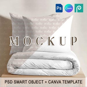 Może przedstawiać: Makieta zestawu pościeli, w tym poduszki i złożonej kołdry, w neutralnej palecie kolorów. Słowo "MOCKUP" jest wyświetlane dużymi, brązowymi literami. Tekst "PSD SMART OBJECT + CANVA TEMPLATE" znajduje się na dole.