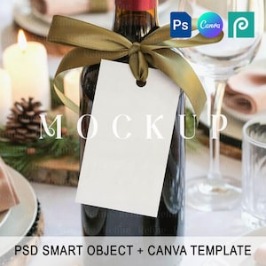 Puede incluir: Una botella de vino oscuro con una etiqueta blanca en blanco, atada con una cinta dorada. La palabra "MOCKUP" está impresa en la botella. La imagen incluye una vela encendida, una piña y cristalería.