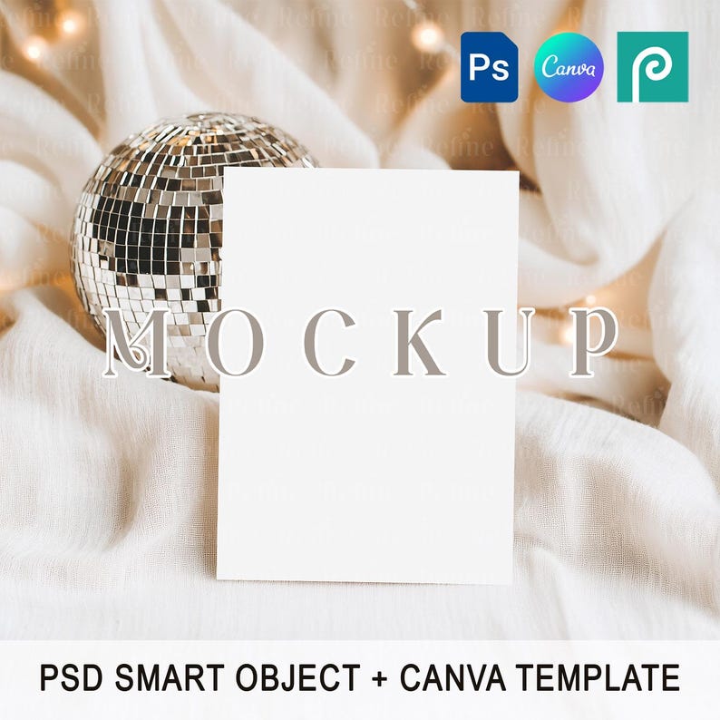 Puede incluir: Una tarjeta blanca con la palabra "MOCKUP" en texto gris, colocada frente a una bola de discoteca plateada. La tarjeta est&aacute; sobre una superficie blanca y texturizada. El texto "PSD SMART OBJECT + CANVA TEMPLATE" est&aacute; en la parte inferior.