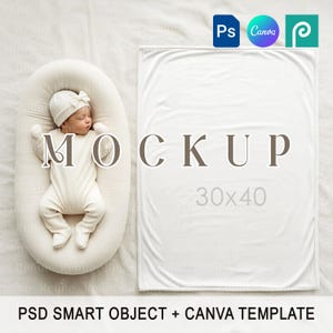 Può includere: Un neonato in tutina e cappello bianchi, sdraiato in un nido per neonati beige accanto a una coperta bianca. La coperta è etichettata "MOCKUP 76x102cm". L'immagine include il testo "PSD SMART OBJECT + CANVA TEMPLATE".