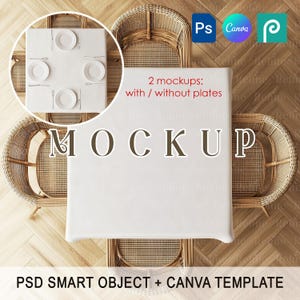 Pode incluir: Um mockup de toalha de mesa branca quadrada com uma vista superior de uma mesa de jantar com quatro cadeiras de vime. A imagem inclui o texto 2 mockups: with / without plates, MOCKUP e PSD SMART OBJECT + CANVA TEMPLATE para design.