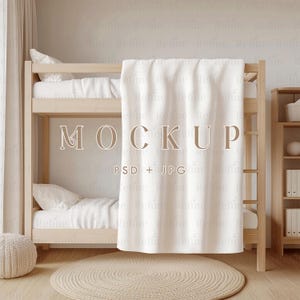 Può includere: Un letto a castello in legno con una coperta bianca drappeggiata sul letto superiore. Il letto si trova in una stanza con un tappeto marrone chiaro e una parete bianca. Il testo "MOCKUP PSD + JPG" è visibile sul muro.