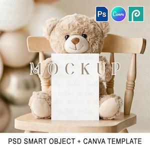 Peut inclure: Un ours en peluche brun clair est assis sur une chaise en bois, tenant une carte blanche avec le mot "MOCKUP" imprim&eacute; dessus. L'ours a un nez brun fonc&eacute; et des yeux noirs. L'image comprend les logos de Photoshop, Canva et un outil stylo.