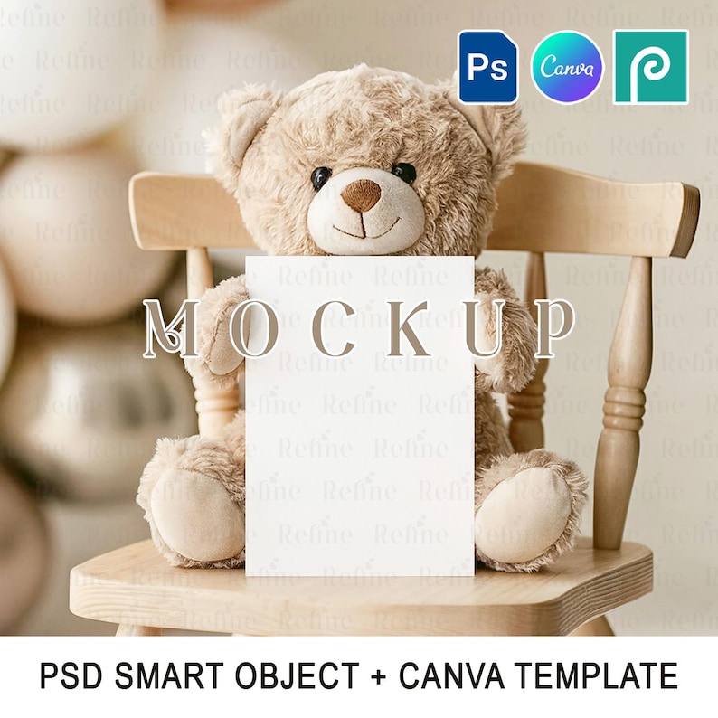 Peut inclure: Un ours en peluche brun clair est assis sur une chaise en bois, tenant une carte blanche avec le mot "MOCKUP" imprim&eacute; dessus. L'ours a un nez brun fonc&eacute; et des yeux noirs. L'image comprend les logos de Photoshop, Canva et un outil stylo.
