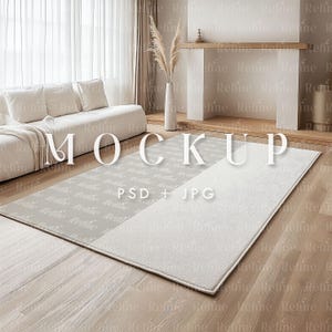 Puede incluir: Una maqueta de una alfombra gris claro y blanca con un patrón sutil. La alfombra está colocada sobre un suelo de madera en un salón con un sofá blanco y un jarrón de flores secas en el fondo. El texto "MOCKUP" y "PSD + JPG" está impreso en la alfombra.