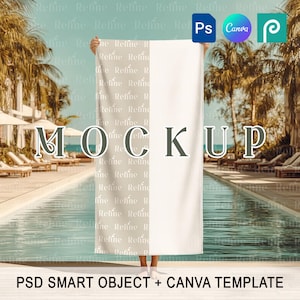 Op de afbeelding: Een mockup van een tweekleurige strandlaken, gehouden voor een zwembad. De handdoek is verticaal verdeeld, met een beige en een witte kant. Het woord "MOCKUP" wordt in grote letters weergegeven. De tekst "PSD SMART OBJECT + CANVA TEMPLATE" staat onderaan.