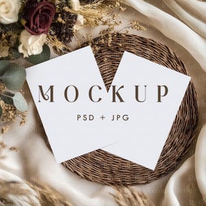 Mockup uitnodigingskaart, PSD-mockup wenskaart, bruiloft boho twee uitnodigen mock-up, mockup dubbele 5 x 7 cadeaukaart, PSD-sjabloon, ansichtkaartsjabloon