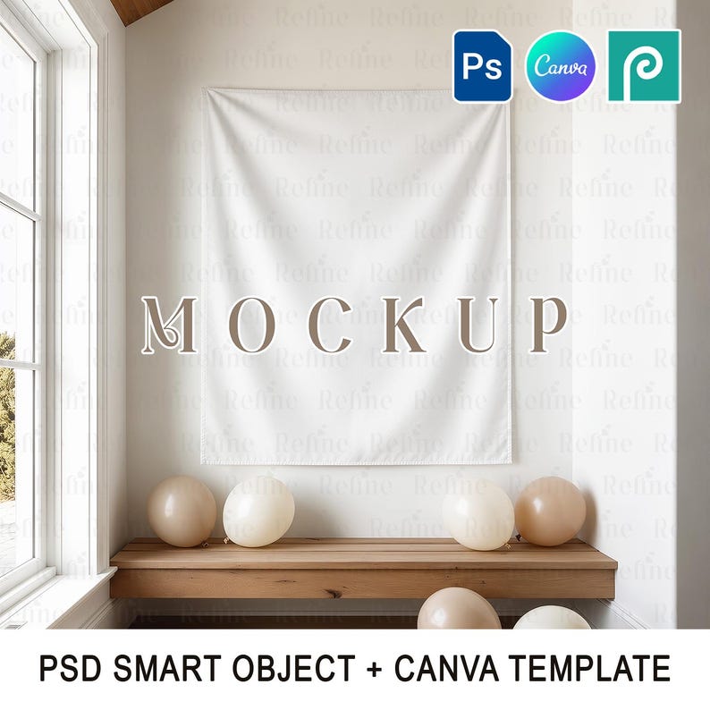 K&ouml;nnte beinhalten: Ein wei&szlig;es Banner-Mockup mit dem Wort "MOCKUP" in braunen Buchstaben. Das Banner h&auml;ngt an einer wei&szlig;en Wand &uuml;ber einer Holzbank mit mehreren Luftballons. Das Bild enth&auml;lt den Text "PSD SMART OBJECT + CANVA TEMPLATE".