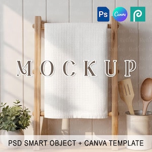 Puede incluir: Una toalla blanca de tejido de gofre cuelga de un estante de madera en forma de escalera. La palabra "MOCKUP" se muestra en la toalla. La imagen incluye iconos de Photoshop, Canva y un logotipo. El texto en la parte inferior dice "PSD SMART OBJECT + CANVA TEMPLATE."
