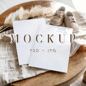 Babyparty zwei Einladungskarten Mockup, Postkarte Mockup, Vorder- und Rückseite Grußkarte Mockup, Baby Geburtstag zweiseitig einladen Karten Mockup