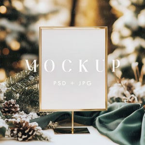 Mockup de placa de mesa de Natal 8x10, mockup de cartão com moldura de mesa para festas, placa de número de mesa, mockup de cartão de inverno em PSD, placa 8x10, cartão com placa de bar de Natal