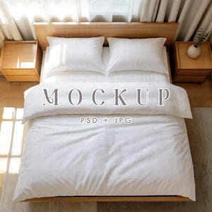 Può includere: Un letto con biancheria da letto bianca, due cuscini e una testiera in legno. Due comodini in legno sono su entrambi i lati del letto. Il testo "MOCKUP" e "PSD + JPG" è visibile sulla biancheria da letto.
