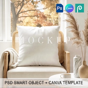 Puede incluir: Un cojín blanco con la palabra "MOCKUP" impresa descansa sobre una silla de mimbre. Una pequeña mesa blanca con una taza y un platillo está al lado de la silla. La imagen incluye el texto "PSD SMART OBJECT + CANVA TEMPLATE".