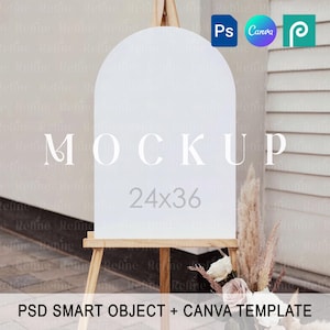 Puede incluir: Una maqueta de letrero blanco arqueado, de 61x91 cm, sobre un caballete de madera, con la palabra «MOCKUP» en una fuente elegante. La imagen incluye iconos de Photoshop, Canva y una plataforma de diseño, junto con decoraciones florales. El texto «PSD SMART OBJECT + CANVA TEMPLATE» está en la parte inferior.