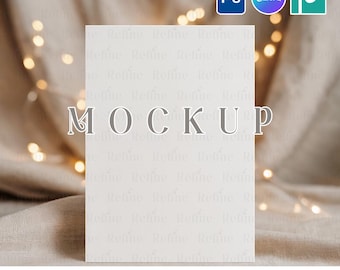 Op de afbeelding: Een witte rechthoekige mockup-kaart met het woord "MOCKUP" in een decoratief lettertype. De kaart staat tegen een neutrale achtergrond met zachte verlichting en de tekst "PSD SMART OBJECT + CANVA TEMPLATE" staat onderaan.