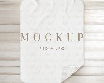 Mockup de manta para bebê, modelo de manta sherpa, mockup PSD de colcha aconchegante para cama.