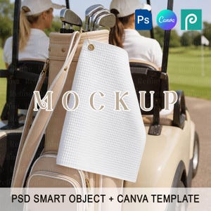 Può includere: Una sacca da golf beige con mazze e un asciugamano da golf bianco a nido d'ape. La borsa ha cerniere e hardware color oro. Il testo "MOCKUP" è sovrapposto all'immagine. Lo sfondo mostra un golf cart e due persone.