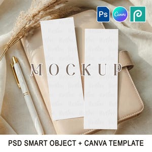 Puede incluir: Una maqueta con dos tarjetas verticales blancas con la palabra "MOCKUP" en el centro. Un bolígrafo con punta dorada y un cuaderno de cuero beige están a la izquierda. El texto "PSD SMART OBJECT + CANVA TEMPLATE" está incluido.