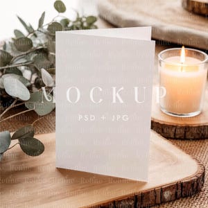Gefaltete Einladungskarte Mockup PSD, Boho Hochzeitsprogramm Mockup, Vertikale Grußkarte PSD, Gefaltetes Zeremonie-Booklet Mockup, Gebogene Karte Mockup