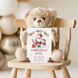 Peut inclure: Une invitation &agrave; une f&ecirc;te de No&euml;l avec le P&egrave;re No&euml;l, un renne et un bonhomme de neige. L'invitation est tenue par un ours en peluche assis sur une chaise en bois. Le texte de l'invitation comprend "HO-HO-HO" et "CHRISTMAS party".