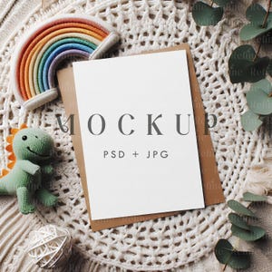 Leere Einladungskarte Mockup, 5x7 Kinderzimmer Karte Mockup, Babyparty einladen Mockup, Geburtstagseinladung Karte Mockup, süßes Dino Karte Mockup PSD