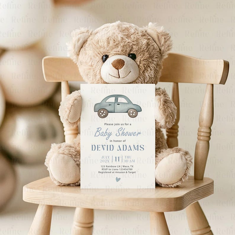 Peut inclure: Une invitation de baby shower avec une illustration de voiture bleue. L'invitation, tenue par un ours en peluche sur une chaise en bois, comprend la date, l'heure, le lieu et les d&eacute;tails RSVP. Le texte dit "Baby Shower" dans une &eacute;criture &eacute;l&eacute;gante.