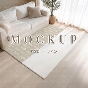 Puede incluir: Una alfombra rectangular con una paleta de colores neutros, con un diseño beige y blanco. La alfombra está colocada frente a un sofá blanco, con la palabra "MOCKUP" en letras grandes en la parte superior. El texto "PSD + JPG" también es visible.