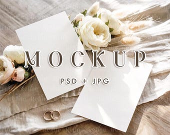 Mockup van een dubbele uitnodigingskaart van 5x7 inch (PSD-bestand), mockup van een wenskaart, sjabloon voor een uitnodiging van 2 pagina's (Smart Object).
