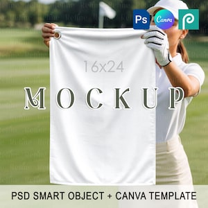 Puede incluir: Maqueta de toalla de golf blanca, de 40x61 cm, sostenida. La palabra "MOCKUP" está impresa en la toalla. El texto "PSD SMART OBJECT + CANVA TEMPLATE" está en la parte inferior. El fondo es un campo de golf.