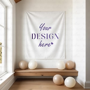 K&ouml;nnte beinhalten: Ein wei&szlig;es Banner mit dem Text "Your DESIGN here" in Lila wird an einer Wand angezeigt. Mehrere beige Luftballons sind auf einer Holzbank und auf dem Boden angeordnet. Der Raum hat ein Fenster und einen hellen Holzboden.