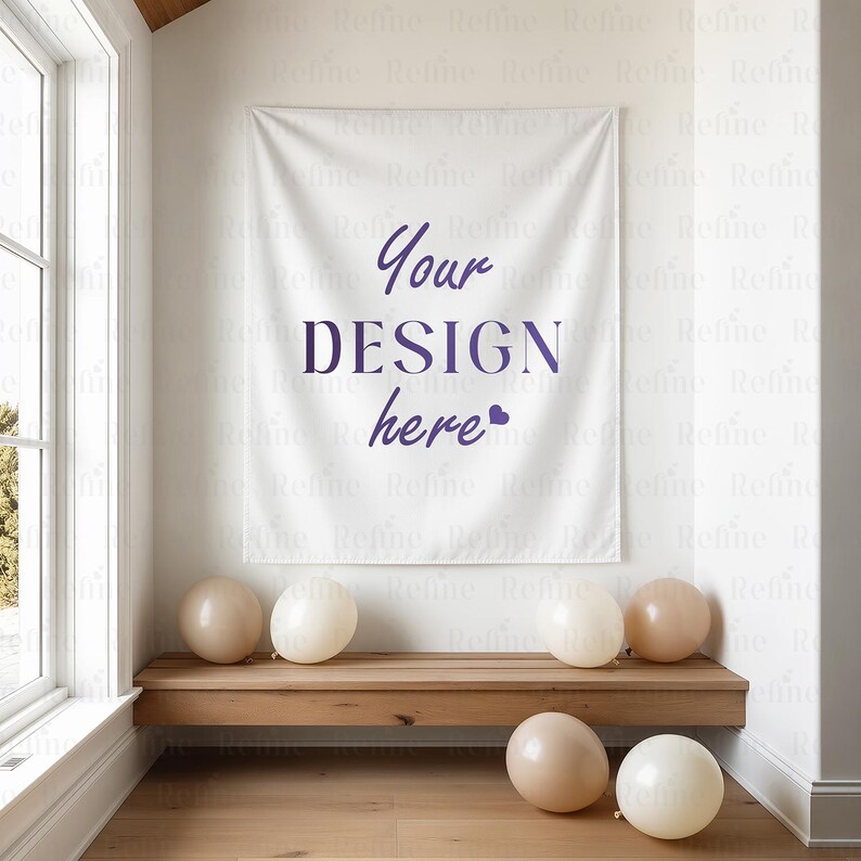 K&ouml;nnte beinhalten: Ein wei&szlig;es Banner mit dem Text "Your DESIGN here" in Lila wird an einer Wand angezeigt. Mehrere beige Luftballons sind auf einer Holzbank und auf dem Boden angeordnet. Der Raum hat ein Fenster und einen hellen Holzboden.