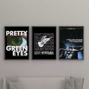 Pode incluir: Três impressões de arte emolduradas com bordas pretas. A impressão da esquerda apresenta um close-up de um olho verde com as palavras "PRETTY GREEN EYES". A impressão central tem um gráfico de pomba e texto. A impressão da direita mostra uma estátua e as palavras "COME CATCH ME BABE I'M FALLING."