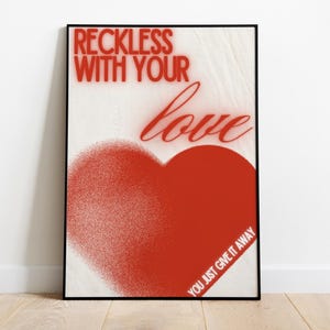 Op de afbeelding: Een rood hart met een spuitverfeffect en de tekst "Reckless with your love You just give it away" in rood.