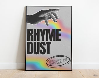 Puede incluir: Un póster en blanco y negro con una mano que alcanza un arcoíris. El texto "Rhyme Dust" está en letras grandes y negritas. El texto "Guaranteed to make it right if your night is a bust" está en un círculo en la parte inferior del póster.