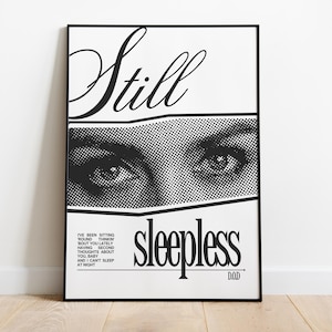 Könnte beinhalten: Schwarzweißes Poster mit dem Text "Still sleepless" und einer Nahaufnahme der Augen einer Frau. Der Text "I've been sitting round thin bout you lately having cond thoughts about you baby and I can't sleep at night" befindet sich unter den Augen.