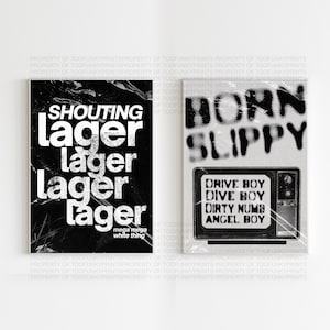 Può includere: Una tazza di ceramica bianca con manico nero e la scritta "But First, Coffee" in nero, con un carattere a mano. La tazza è su una superficie bianca.